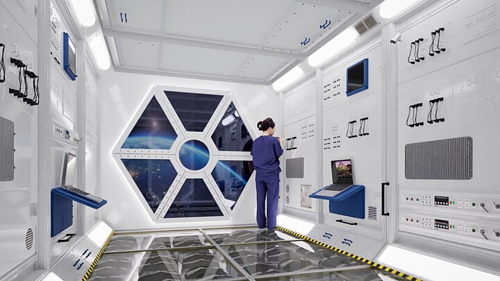 Wnętrze symulujące stację kosmiczną. W dali stoi kobieta